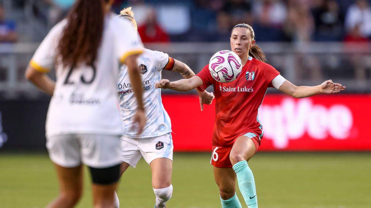 Kansas City Current midfielder Rylan Childers (6) controls the ball during the first half against the Houston Dash at Children’s Mercy Park on May 26, 2023.