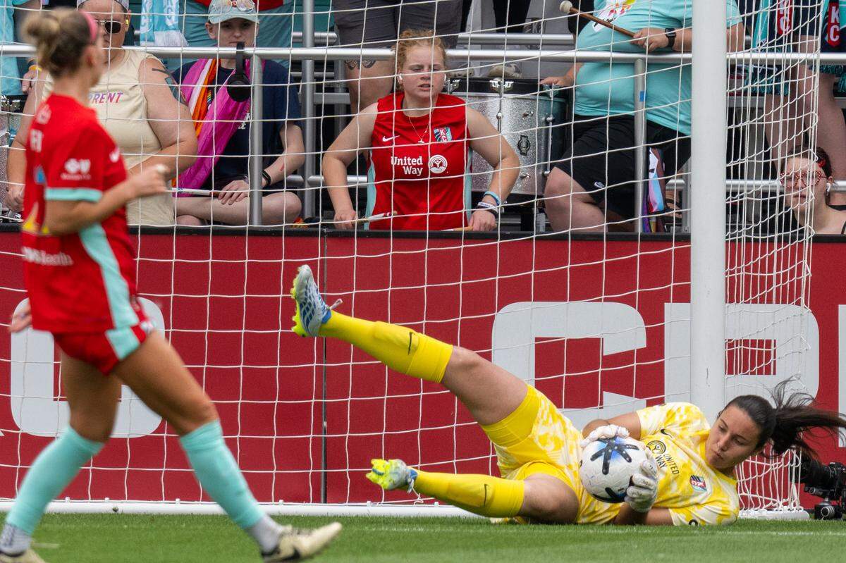 Current goalkeeper Lorena da Silva Leite (23) makes a diving save during KC’s 1-0 NWSL match victory against Boston Legacy FC on Saturday, May 30, 2026, at CPKC Stadium in Kansas City.