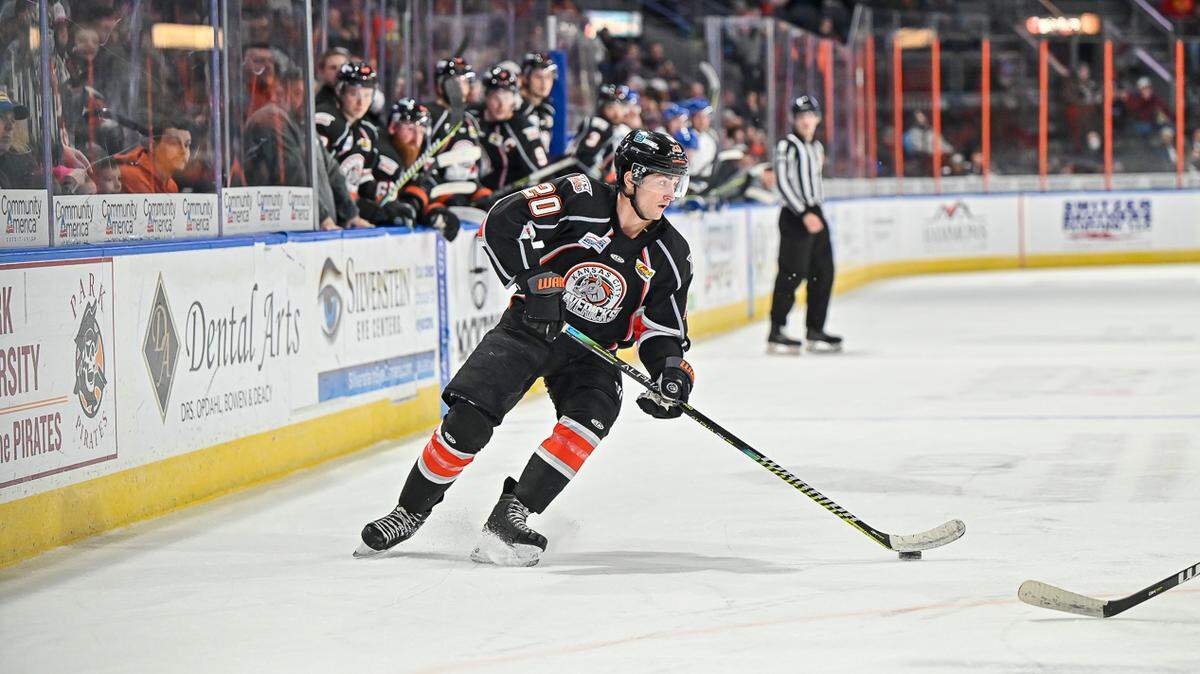 The Mavericks played host to the Wichita Thunder last Friday and Saturday night. On Friday, they beat the Thunder 4-2. On Saturday, the Thunder won 2-1.