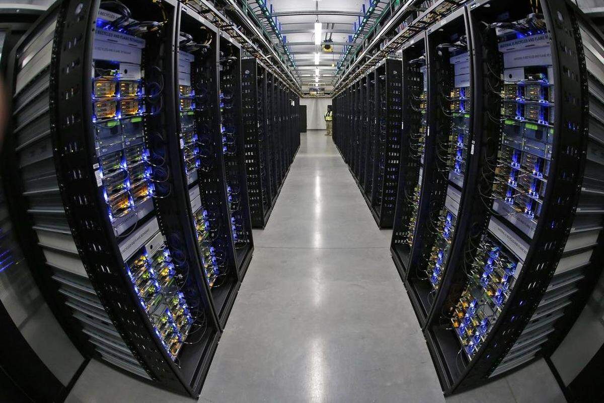 Rows of servers fill Data Hall B at Facebook’s Fort Worth Data Center.
