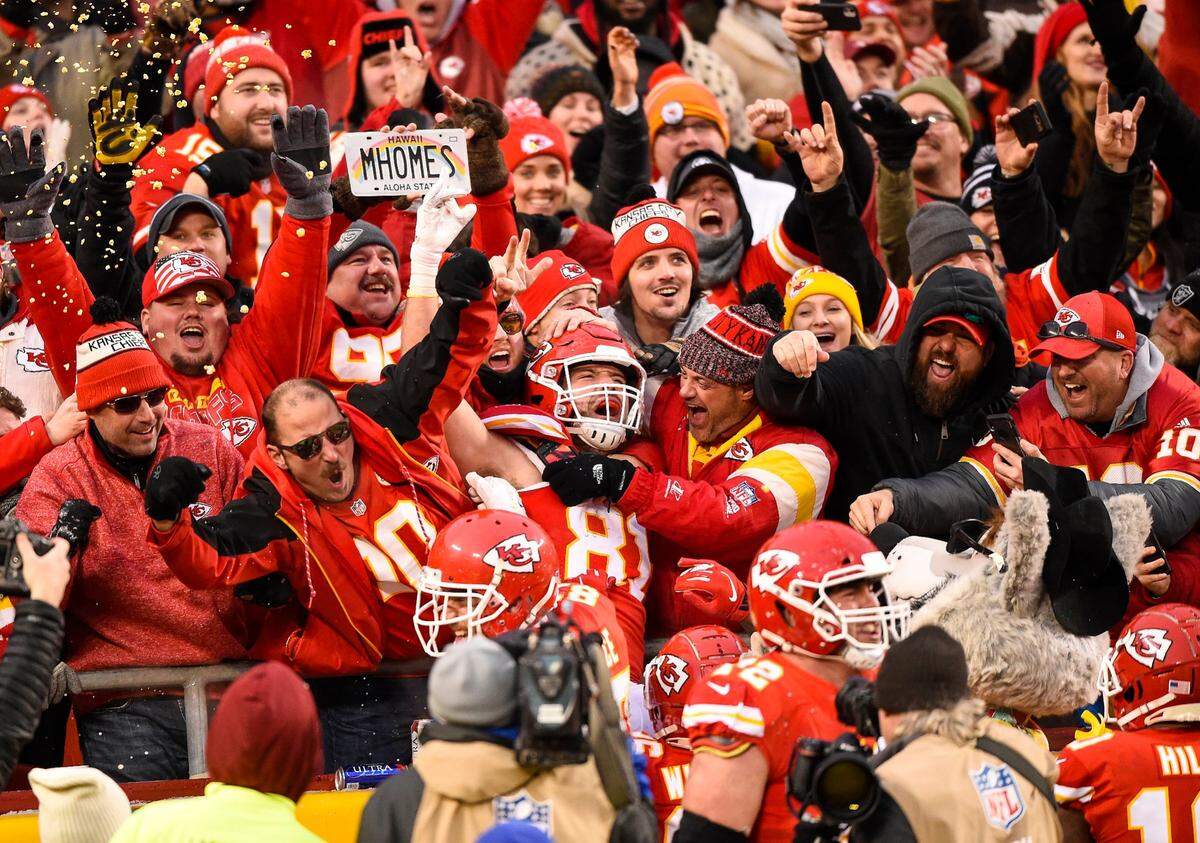 Chiefs fans celebrated with Kansas City Chiefs tight end Blake Bell after he pulled in a touchdown reception early in the fourth quarter against the Texans.