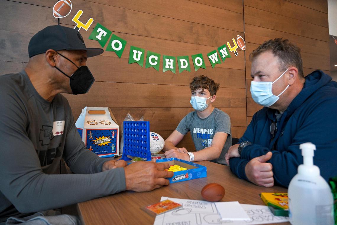 Art Still, who played with the Chiefs from 1978 to 1987, talked with Titus Jackson, 13, and his father, J.T. Jackson.