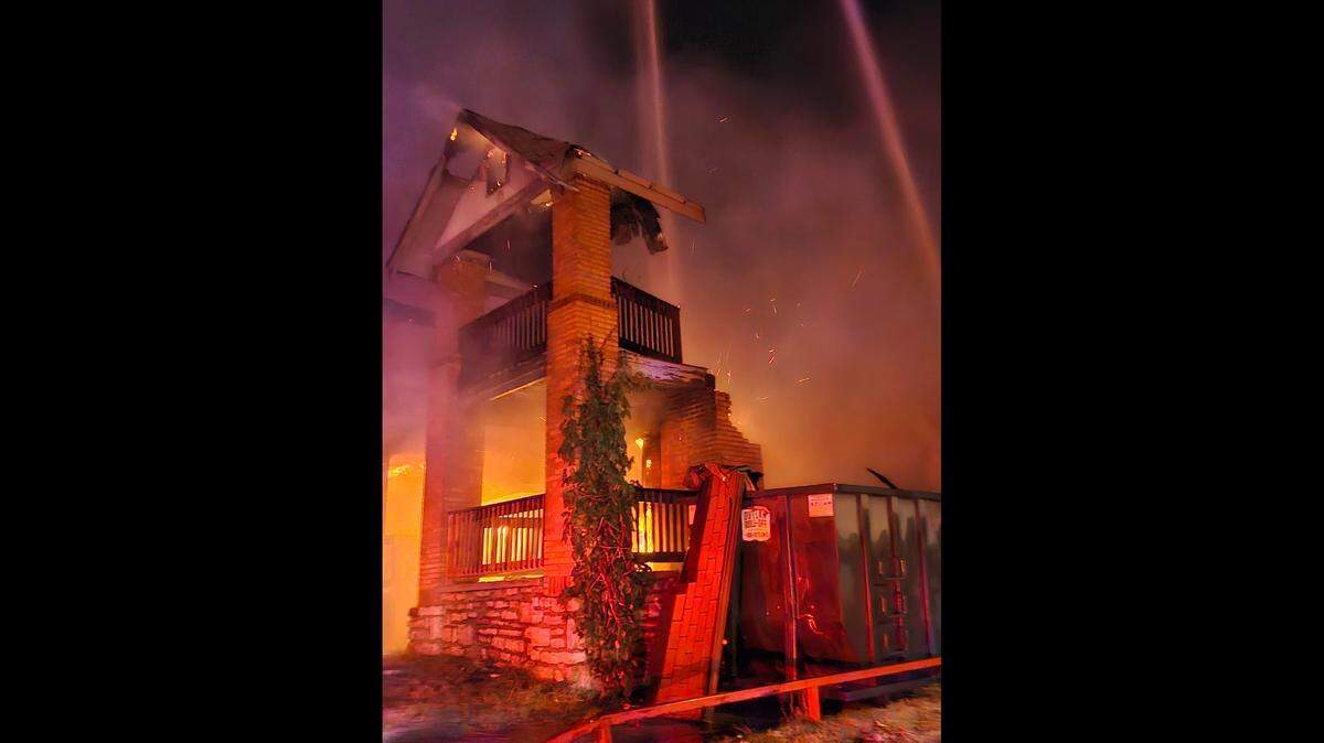 Crews battled a fire that spread from an apartment building to two houses on Virginia Avenue in Kansas City.