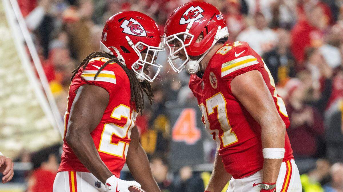 Kansas City Chiefs running back Kareem Hunt (29) and Kansas City Chiefs tight end Travis Kelce (87) celebrate a touchdown in the second half of the Chiefs game vs. the Washington Commanders on Monday, October 27, 2025, at GEHA Field at Arrowhead Stadium.