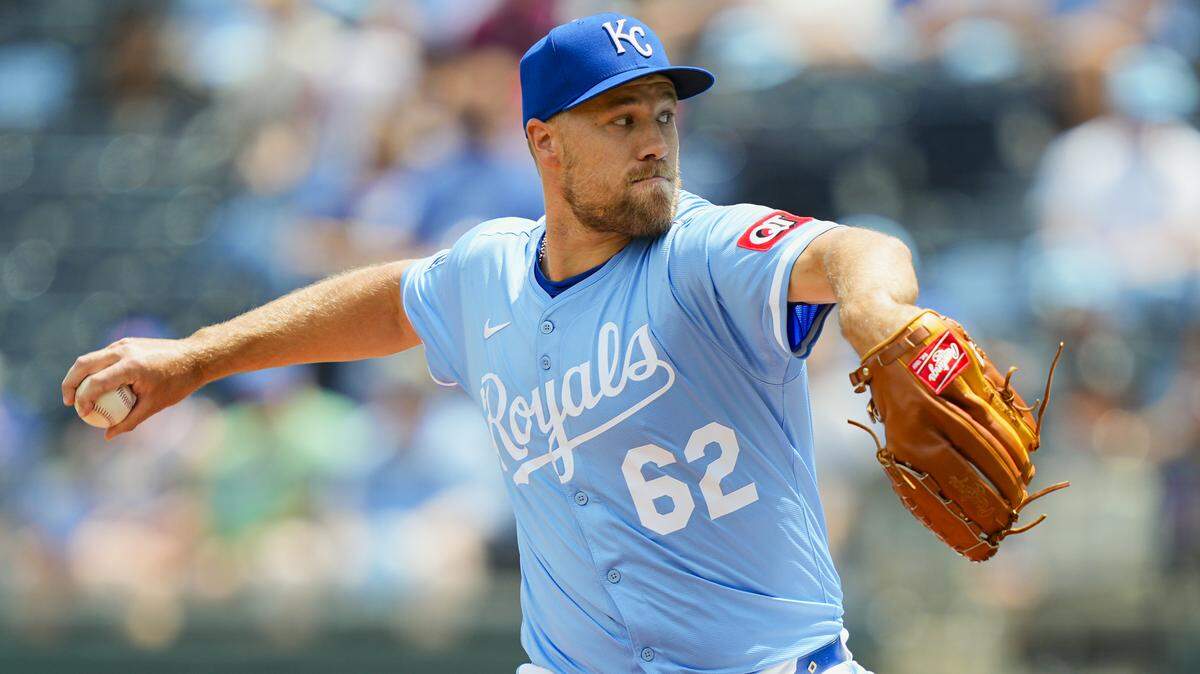 Kansas City Royals relief pitcher Jonathan Bowlan (62) pitches during the second inning against the Atlanta Braves at Kauffman Stadium on Jul 30, 2025 in Kansas City, Missouri, USA.