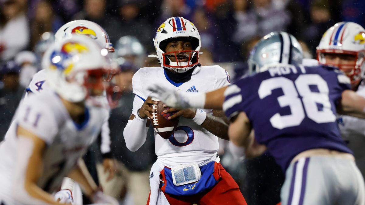 Kansas quarterback Jalon Daniels will return for his senior year.