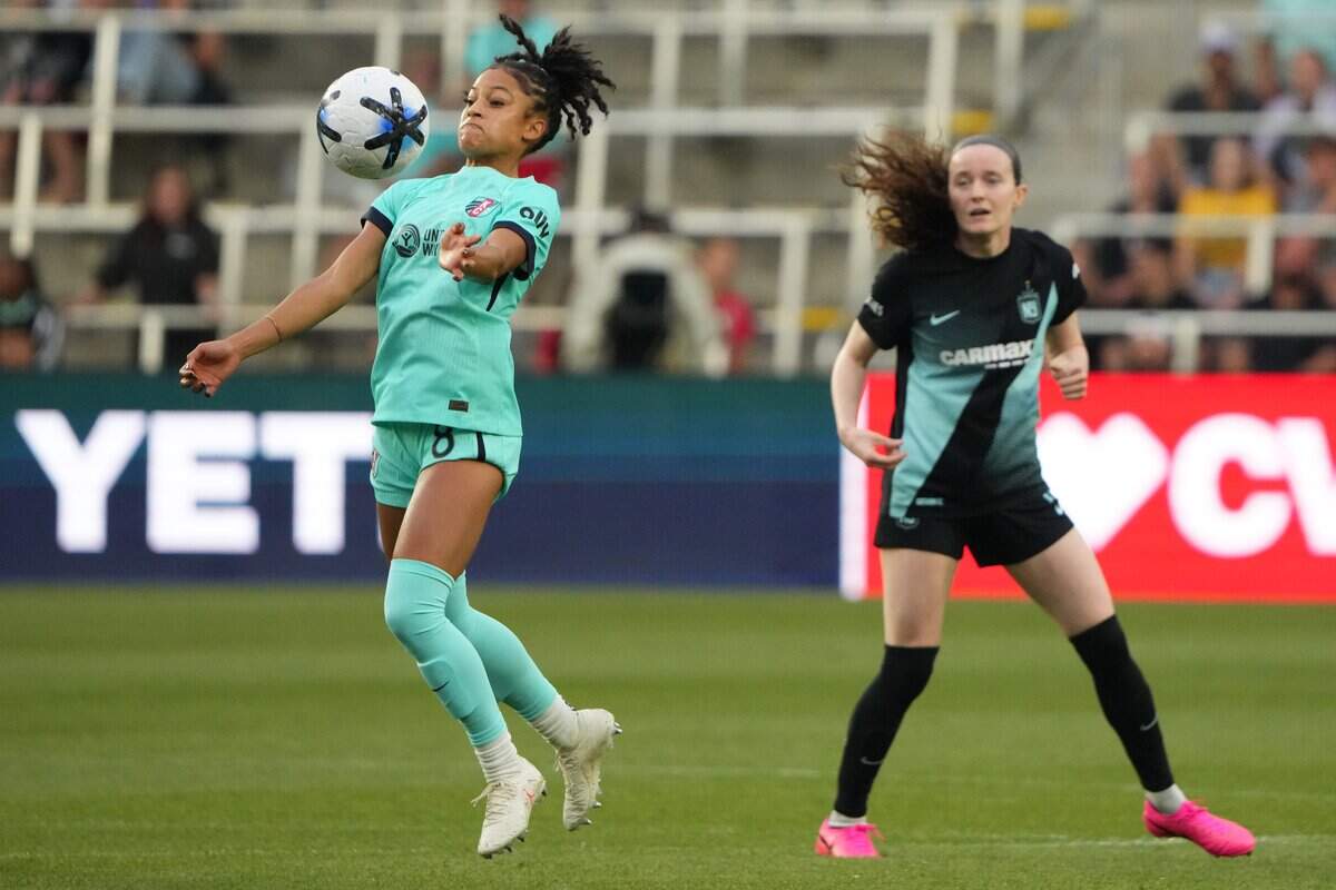 COLUMBUS, OHIO - JUNE 26: Croix Bethune #8 of Kansas City Current controls the ball during the 2026 NWSL Challenge Cup presented by e.l.f. match between NJ/NY Gotham FC and Kansas City Current at ScottsMiracle-Gro Field on June 26, 2026 in Columbus, Ohio. (Photo by Jason Mowry/Getty Images)