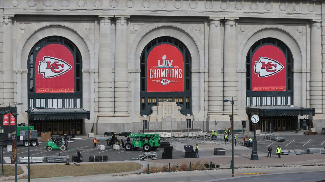 Work begins around Union Station to set up for Wednesday’s Chiefs celebration.