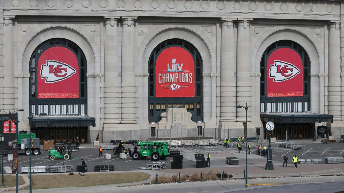 Work begins around Union Station to set up for Wednesday’s Chiefs celebration.