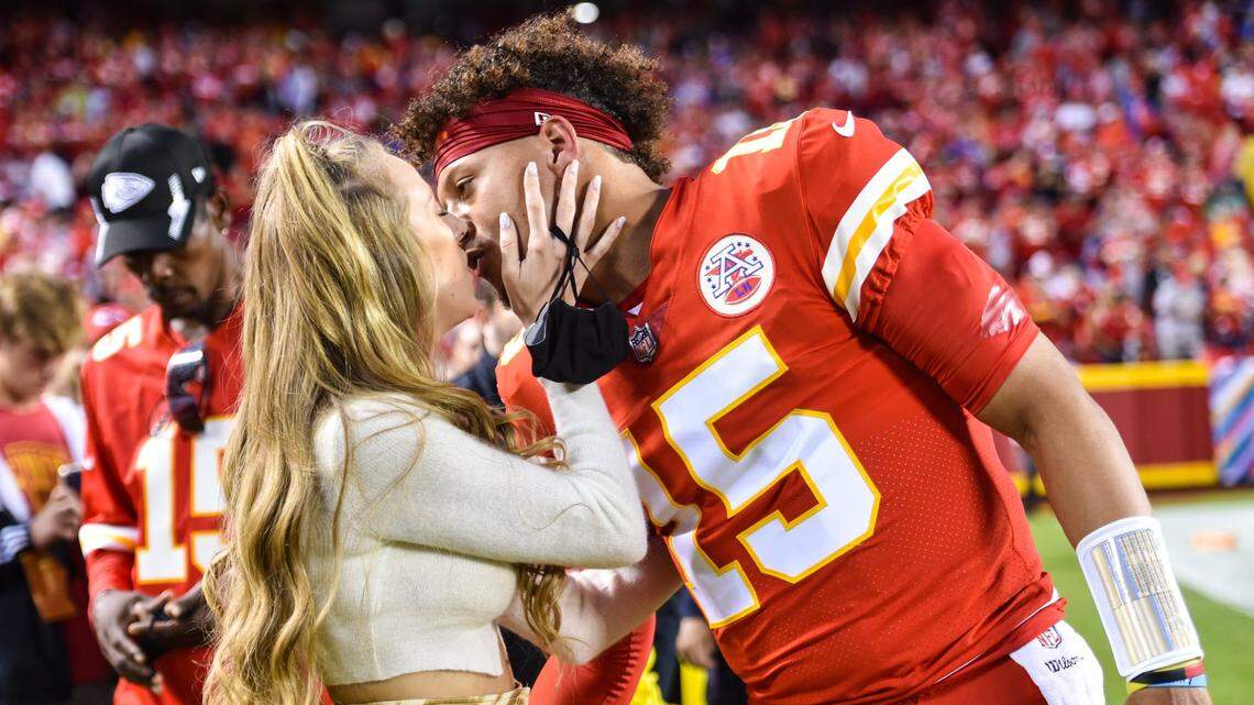 Patrick Mahomes got a kiss from his wife, Brittany Mahomes, before a Kansas City Chiefs game at Arrowhead Stadium.