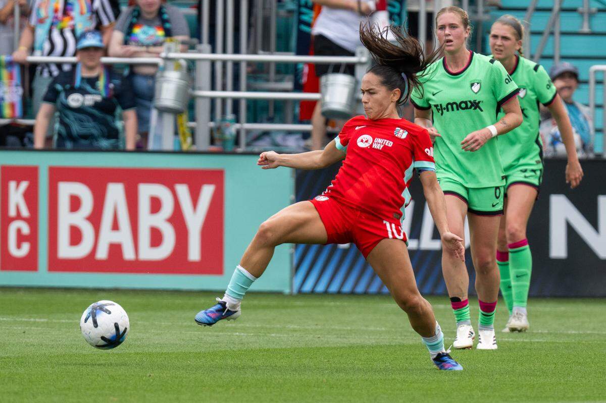 Current midfielder Lo'eau LaBonta (10) claims possession during KC’s 1-0 victory over the Boston Legacy on Saturday, May 30, 2026 at CPKC Stadium in Kansas City.