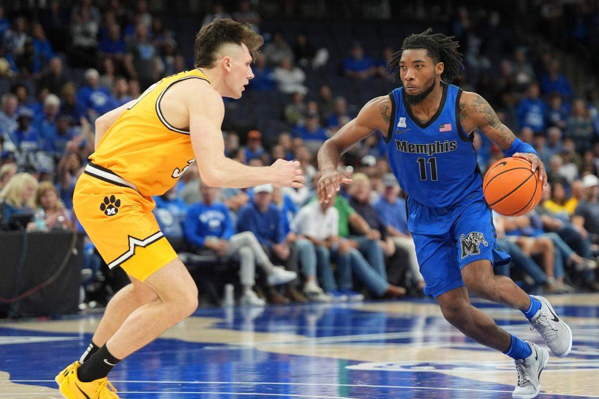 Missouri’s Caleb Grill, left, guards Memphis’ Tyrese Hunter during a Monday, Nov. 4, 2024 college basketball game at FedExForum in Memphis, Tenn.