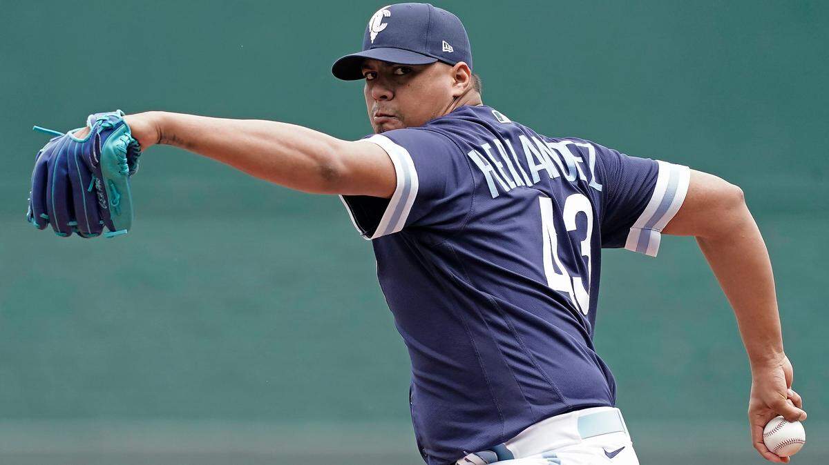 Kansas City Royals starting pitcher Carlos Hernandez throws during the first inning of a baseball game against the Chicago White Sox Thursday, May 19, 2022, in Kansas City, Mo. (AP Photo/Charlie Riedel)