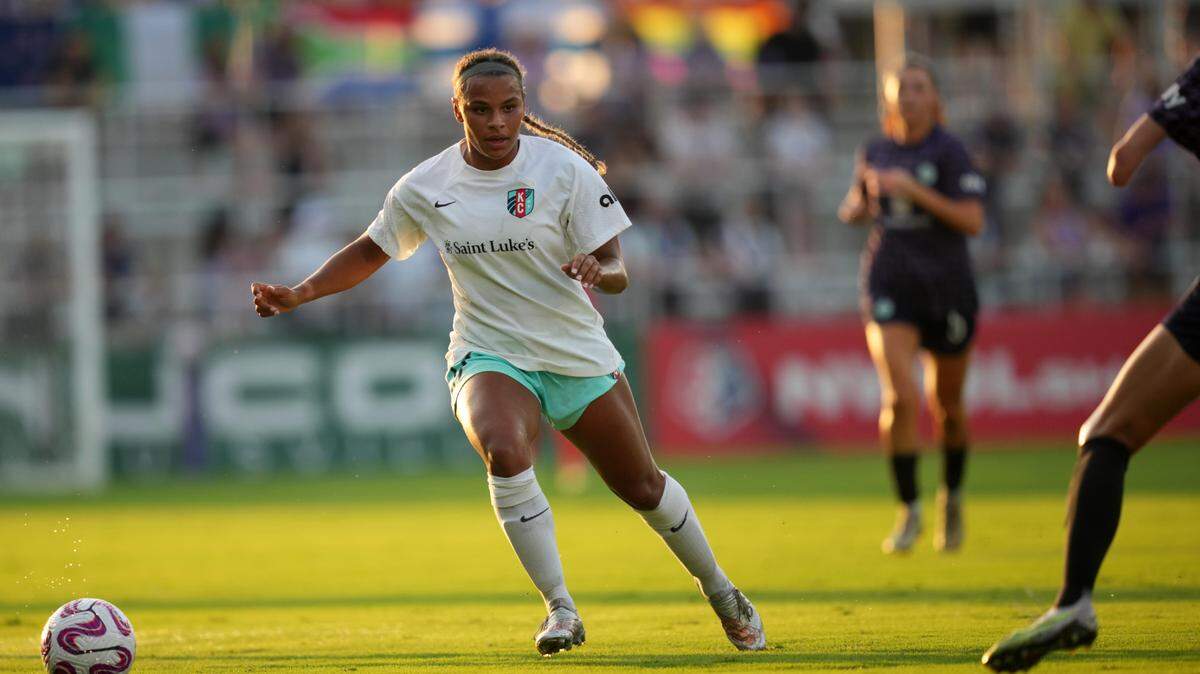 Kansas City Current forward Michelle Cooper (17) controls the ball against Racing Louisville FC during the first half at Lynn Family Stadium in Louisville, Kentucky, on July 7, 2023.