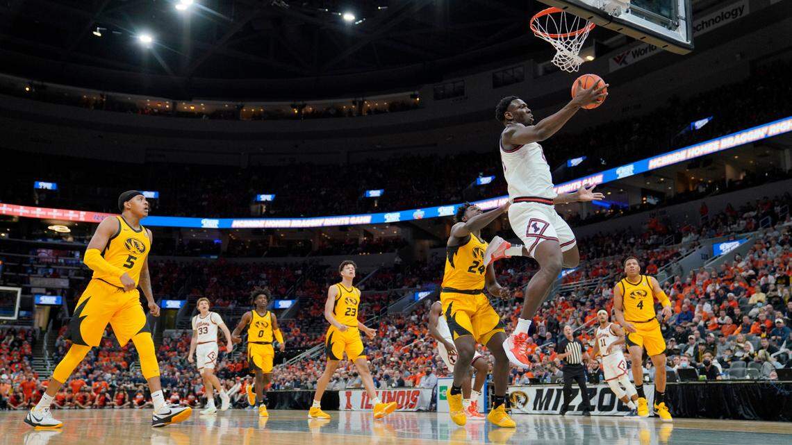 Illinois’ Kofi Cockburn (21) heads to the basket during the first half of an NCAA college basketball game against Missouri Wednesday, Dec. 22, 2021, in St. Louis. (AP Photo/Jeff Roberson)