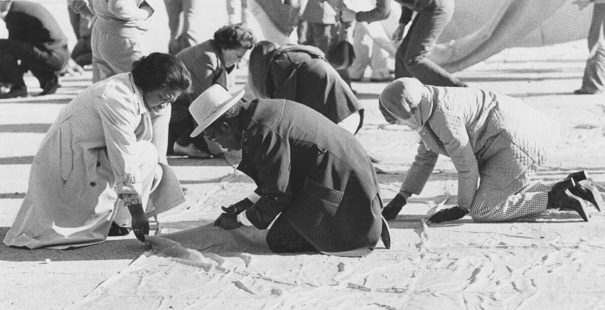 Souvenir hunters struggled on hands and knees Saturday to hack off pieces of the famed Wrapped Walkways of Loose Park. Nearly everyone, however, left with pretty much what he or she had come for instant art.