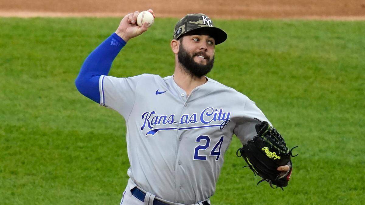 Kansas City Royals starting pitcher Jakob Junis throws against the Chicago White Sox during the first inning in the second game of a doubleheader Friday, May 14, 2021, in Chicago.