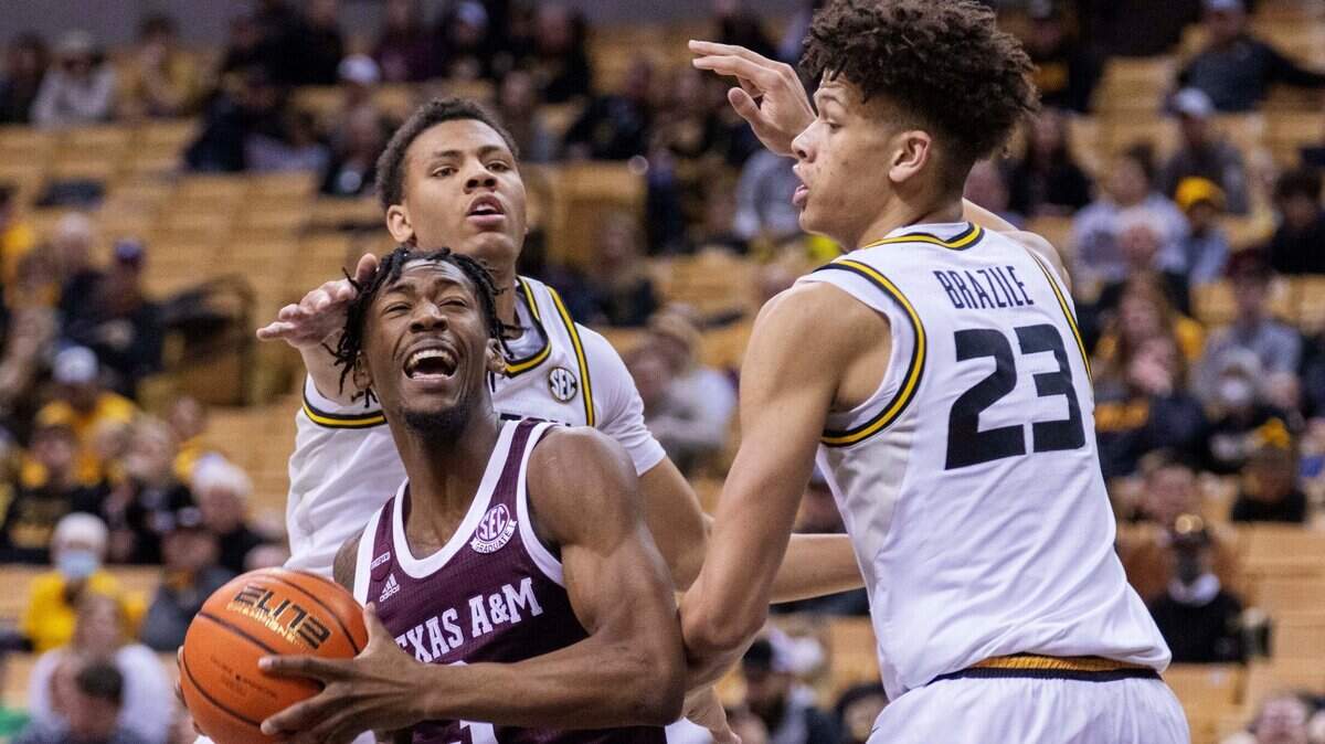 Texas A&M’s Quenton Jackson, center, is defended by Missouri’s Trevon Brazile, right, and Javon Pickett, back, during Saturday’s game in Columbia, Mo.