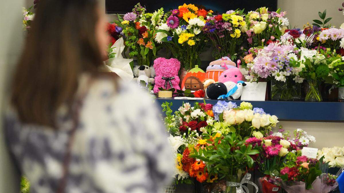 Community members bring flowers and pay their respects at Ashburn Icehouse in Ashburn, VA, on Thursday, Jan. 30, 2025. A memorial was constructed for those who died in the collision crash at Reagan National Airport Wednesday evening.