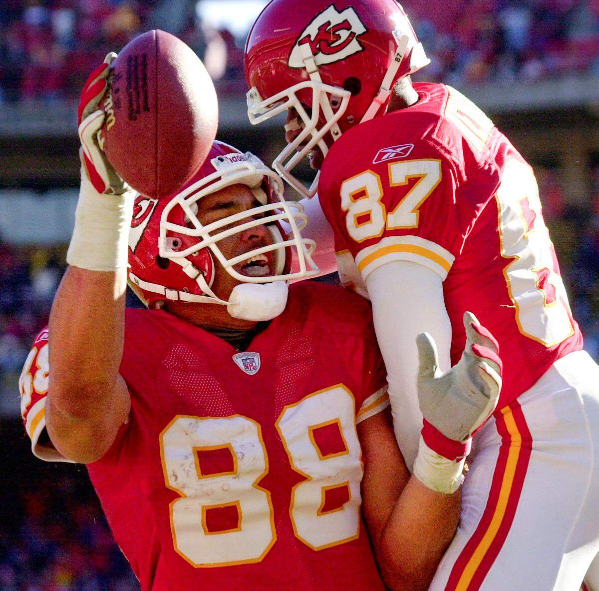 The Chiefs’ Tony Gonzalez (88) celebrated with teammate Eddie Kennison after Gonzalez scored a second-quarter touchdown in the game against the Arizona Cardinals on Dec. 1, 2002, at Arrowhead Stadium. The Chiefs won 49-0.