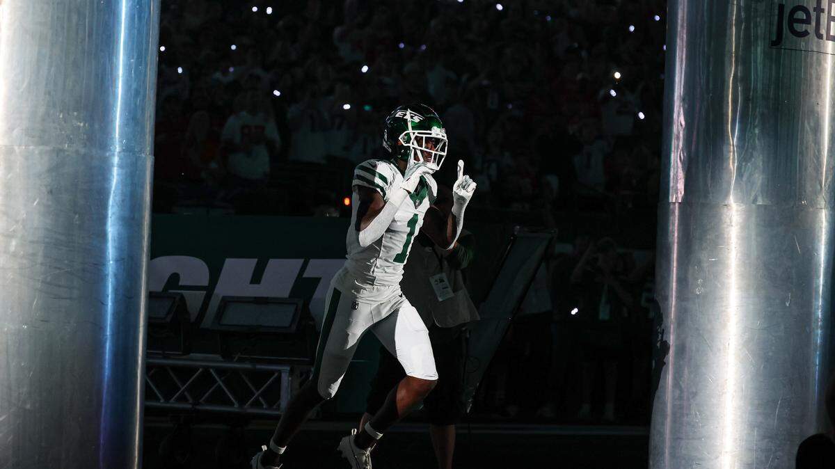 New York Jets cornerback Sauce Gardner (1) runs out to the field before the game against the Kansas City Chiefs at MetLife Stadium.