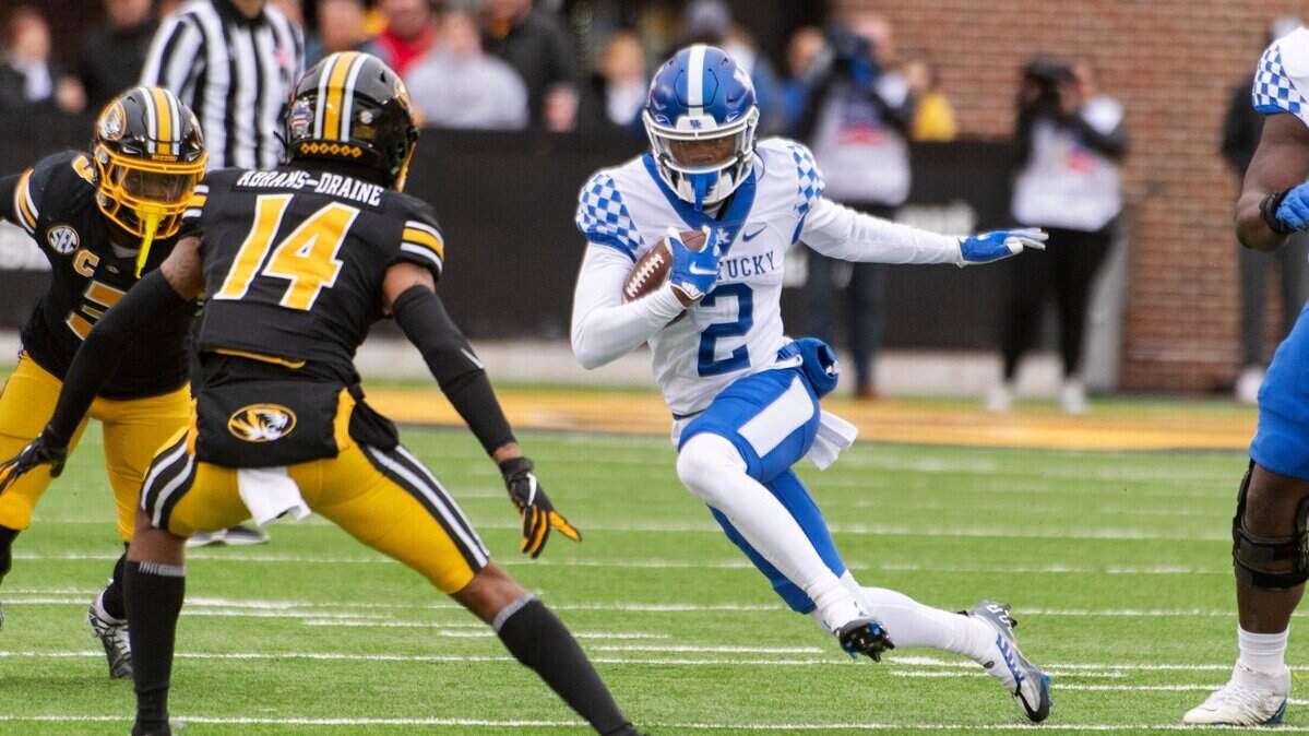 Kentucky wide receiver Barion Brown runs past Missouri defensive back Kris Abrams-Draine during Saturday’s game in Columbia, Mo.