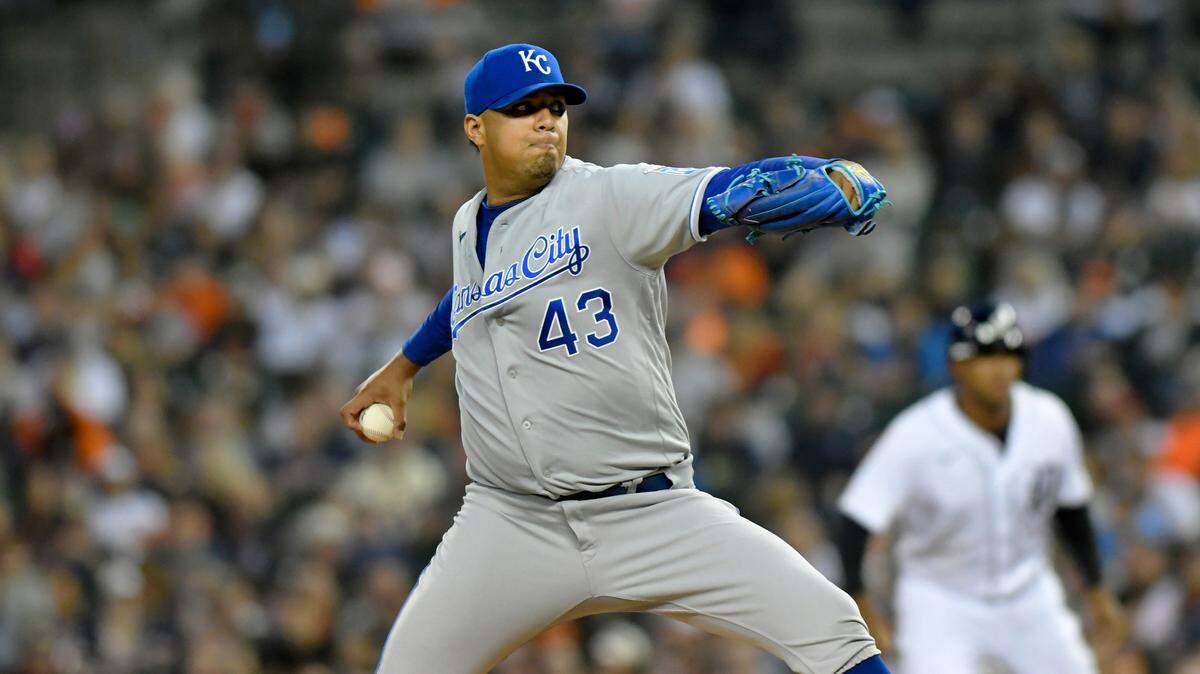 Kansas City Royals starting pitcher Carlos Hernandez throws against the Detroit Tigers in the first inning of a baseball game, Friday, Sept. 24, 2021, in Detroit. (AP Photo/Jose Juarez)