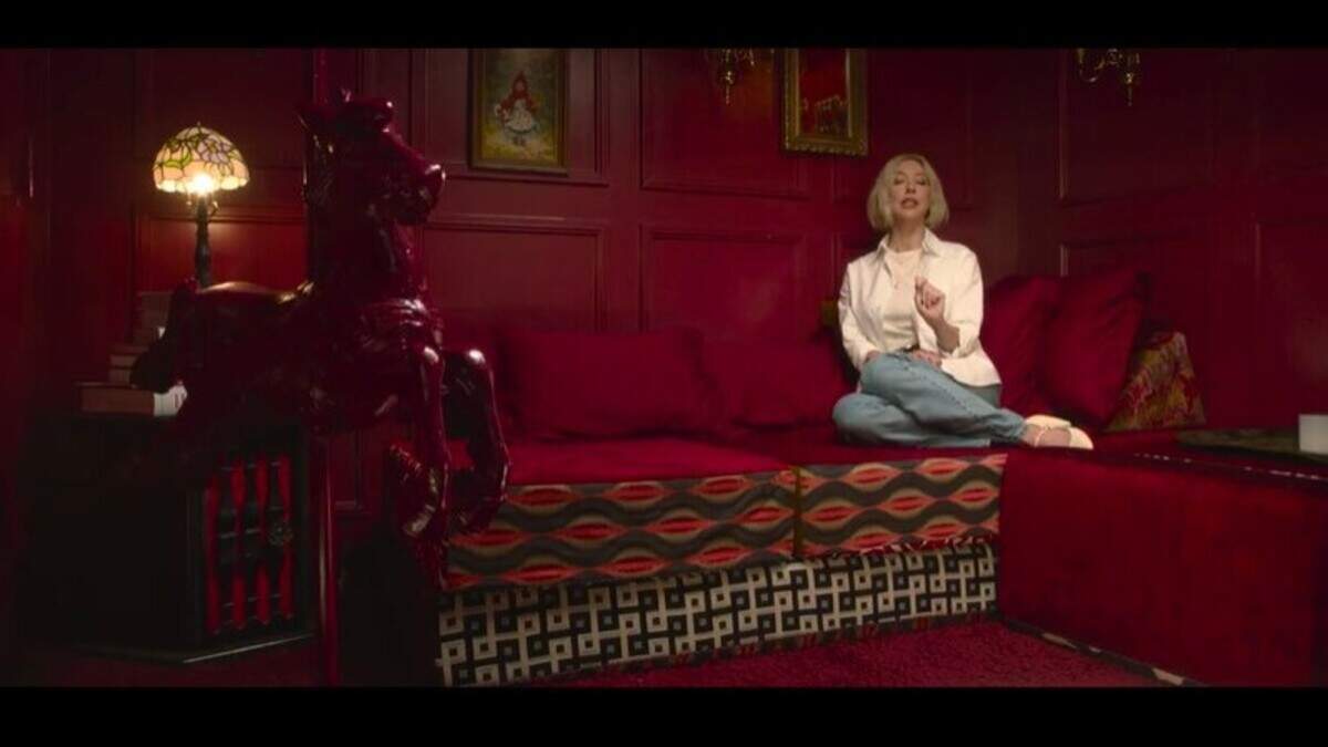 Chiefs fan Heidi Gardner in a video that will introduce “Sunday Night Football.”