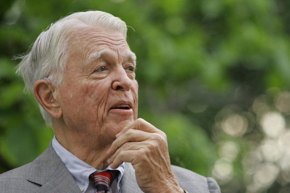 R. Crosby Kemper Jr. is photographed in 2007, seven years before his death. He often said his favorite painter was Thomas Hart Benton.