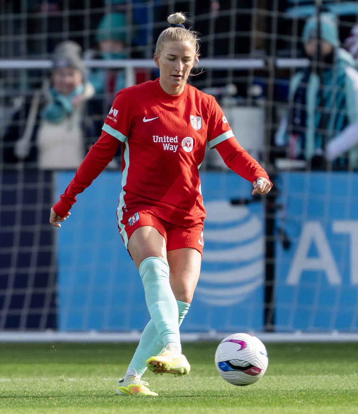 KC Current midfielder Hailie Mace brings the ball upfield against Gotham during an NWSL quarterfinal playoff match at CPKC Stadium in Kansas City on Sunday, Nov. 9, 2025.