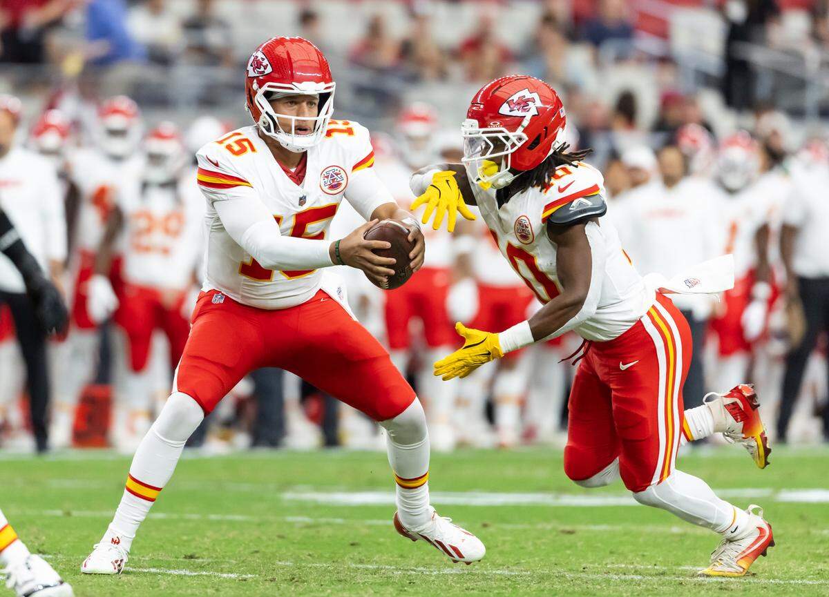 Kansas City Chiefs quarterback Patrick Mahomes (15) fakes a handoff to running back Isiah Pacheco (10) against the Arizona Cardinals during a preseason NFL game at State Farm Stadium on Aug. 9, 2025.