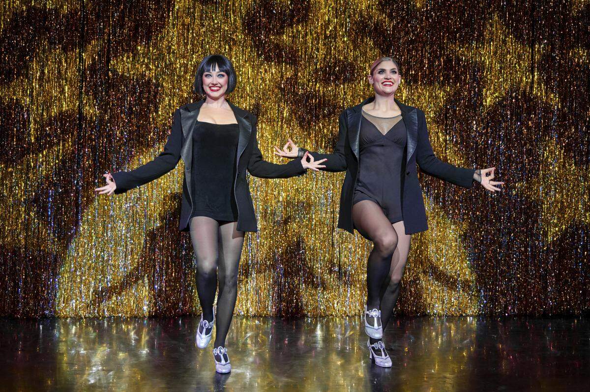 Taylor Lane and Ellie Roddy perform as Velma Kelly and Roxie Hart in the national touring production of “Chicago.”