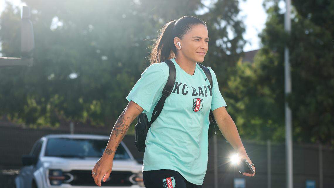 KC Current star Debinha honored with giant figure in Brazil Carnival celebration