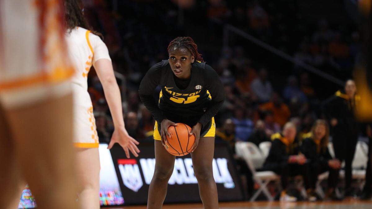 Missouri women’s basketball guard Aijha Blackwell holds the ball in a loss at No. 13 Tennessee at Thompson-Boling Arena on Thursday, Feb. 10, 2022.