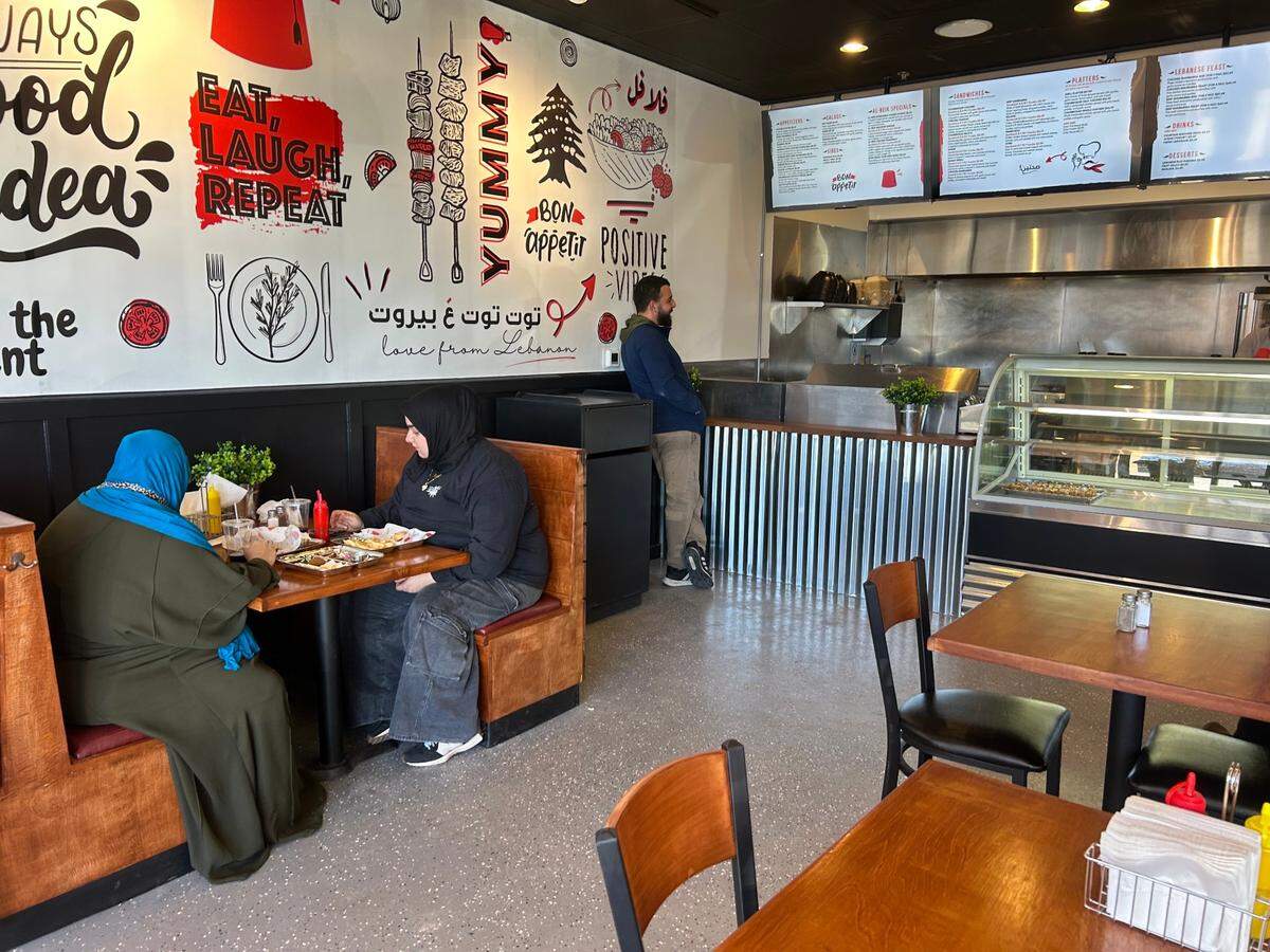 Albeik offers dine-in or takeout.