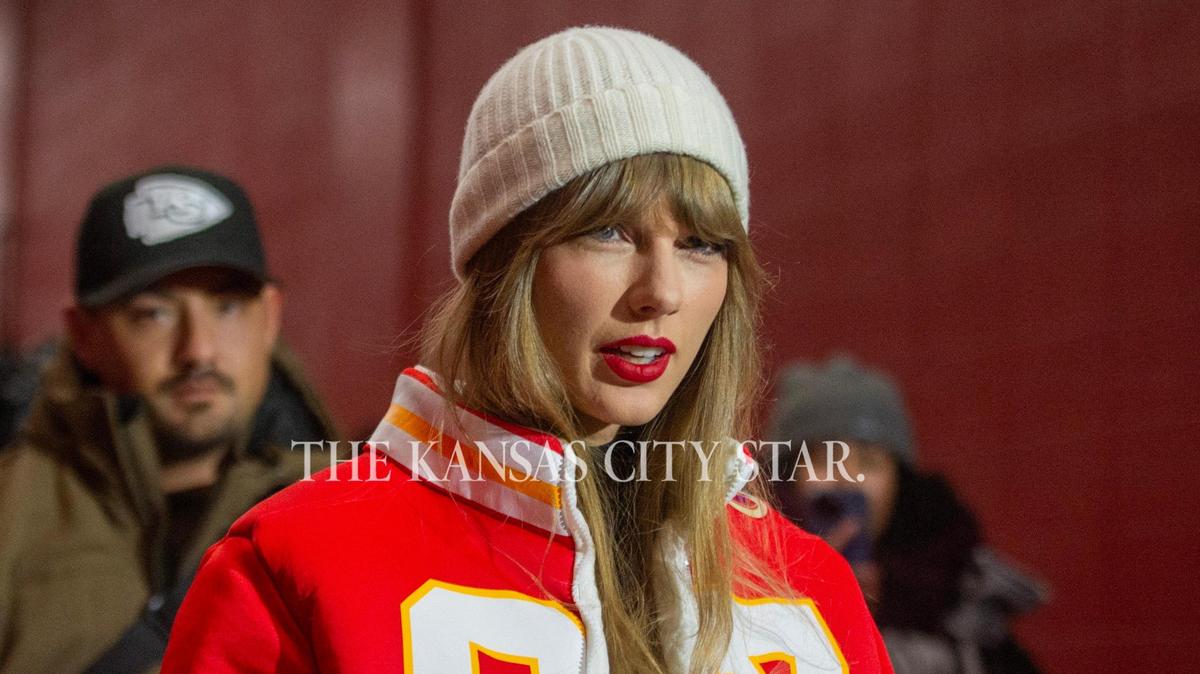 Fox sportscasters Erin Andrews and Charissa Thompson want to see Taylor Swift perform at the next Super Bowl and are trying to get Swifties excited about it, too.