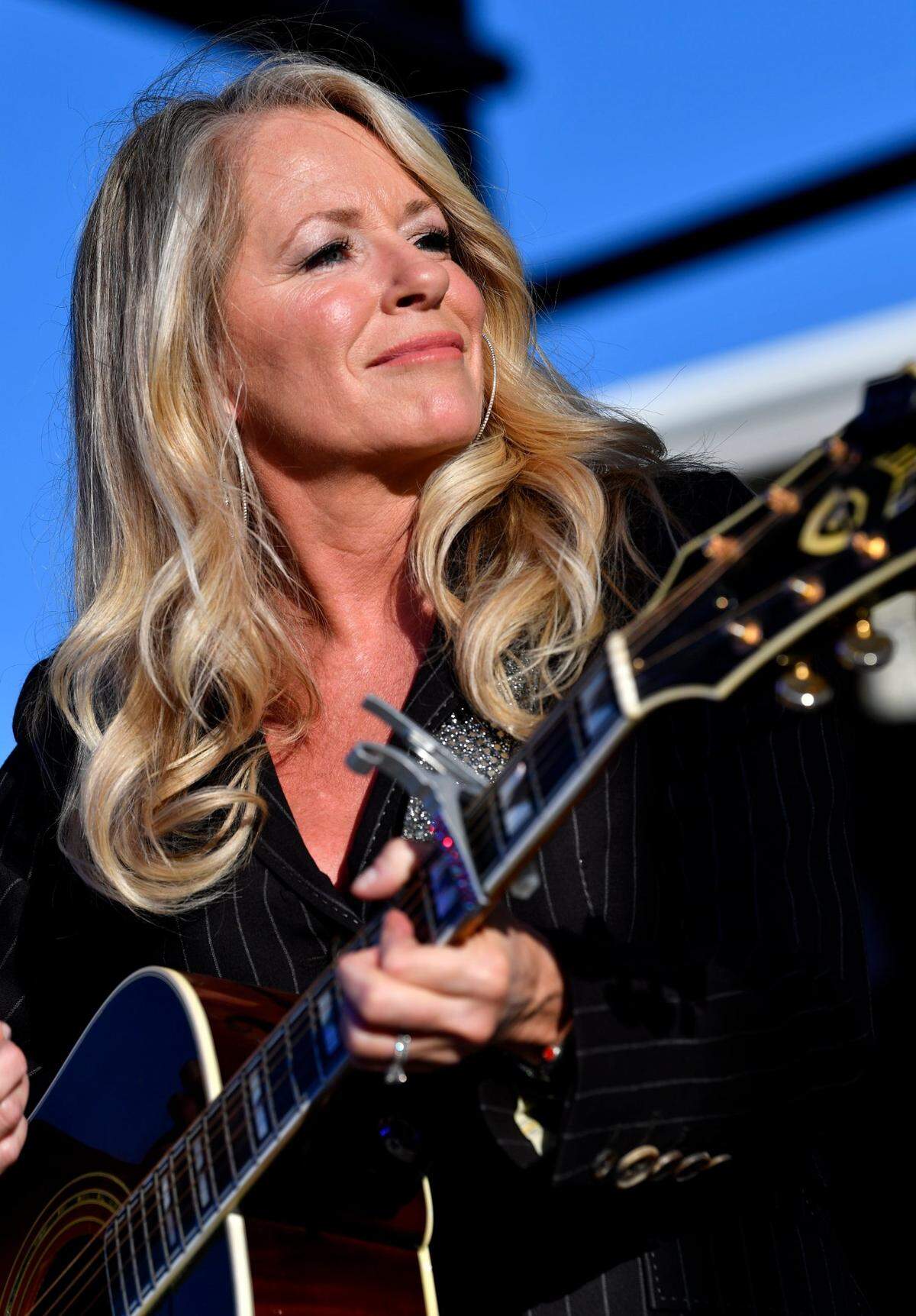 Country singer Deana Carter will perform at Hy-Vee Arena.