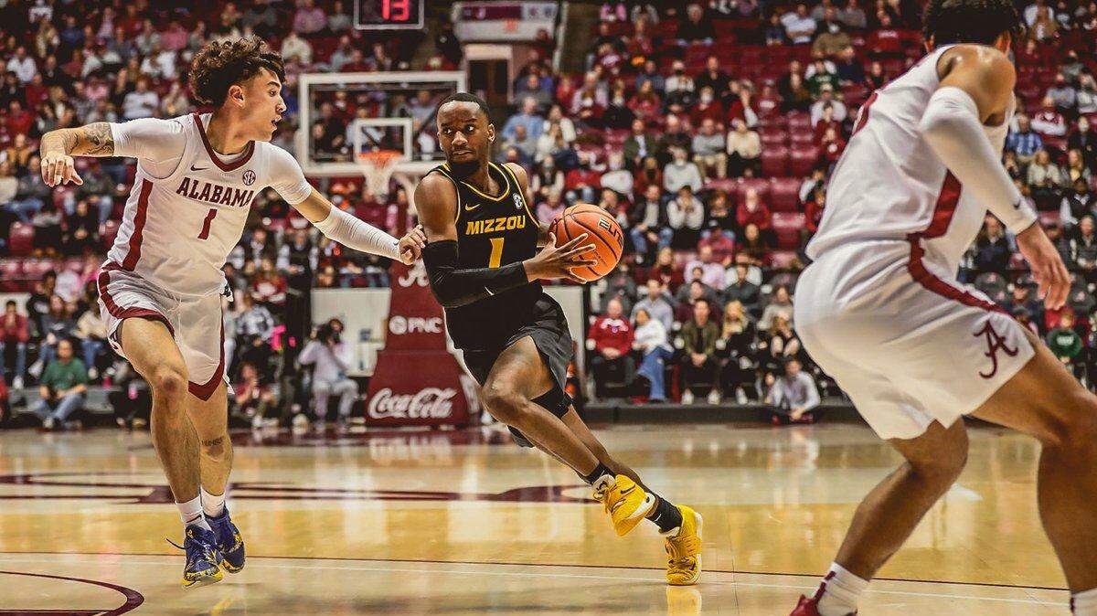 Guard Amari Davis drives to the hoop in Missouri men’s basketball’s 86-76 loss at Alabama Crimson Tide on Saturday, Jan. 22, 2022.