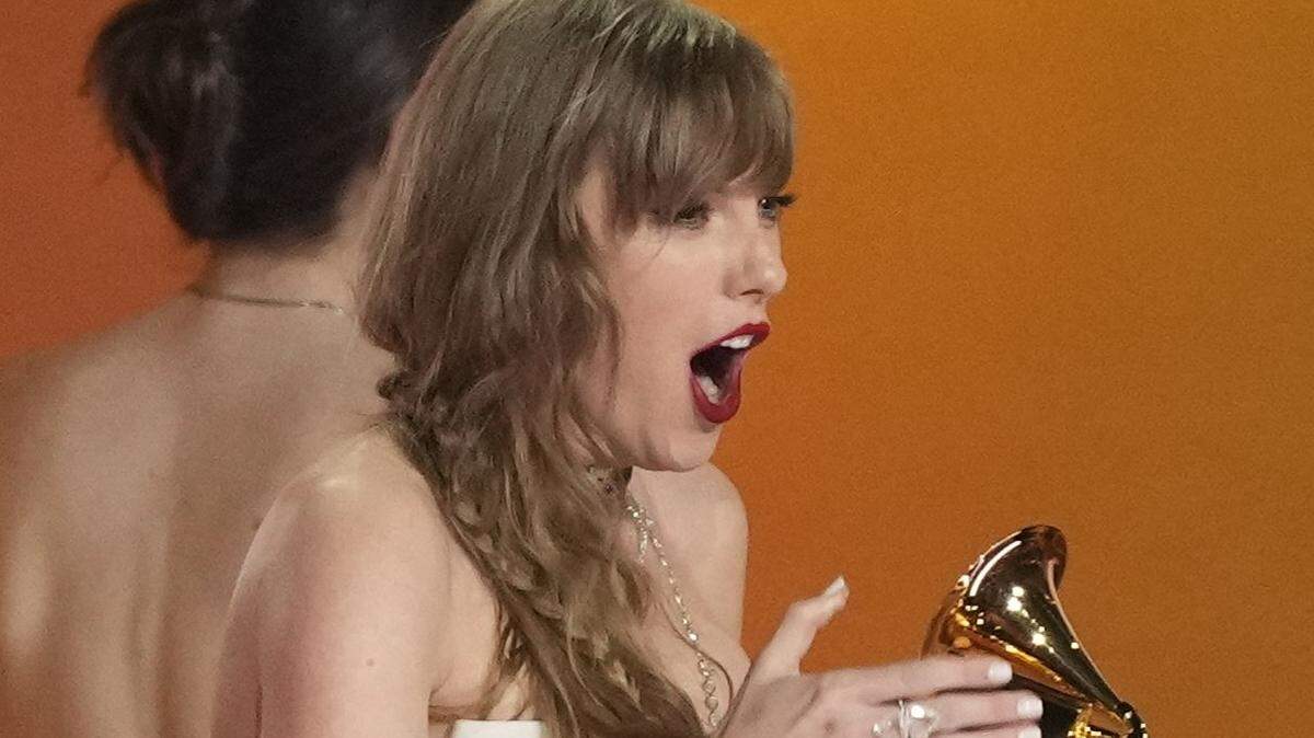 Taylor Swift won the Grammy for album of the year for “Midnights” Sunday and some of her fans take it as an omen that the Kansas City Chiefs will win the Super Bowl. Swift dates Chiefs tight end Travis Kelce and is expected to attend the game in Las Vegas on Feb. 11.