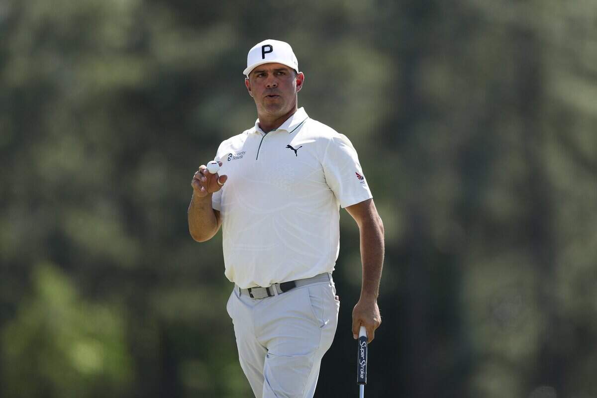 Gary Woodland waves to the gallery on the 18th green during Round 2 of The Masters at Augusta National Golf Club in Augusta, Georgia, on Friday, April 10, 2026.