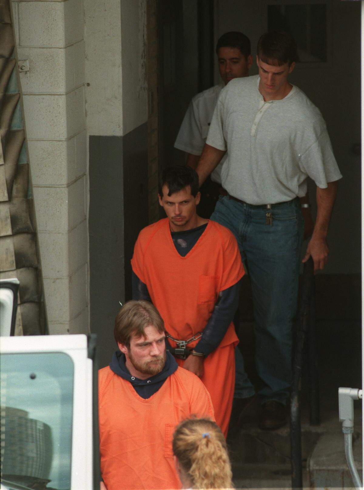 Thomas Butner (the second of two prisoners in orange) was a key witness against M.J. L’Donna in a murder-for-hire plot.