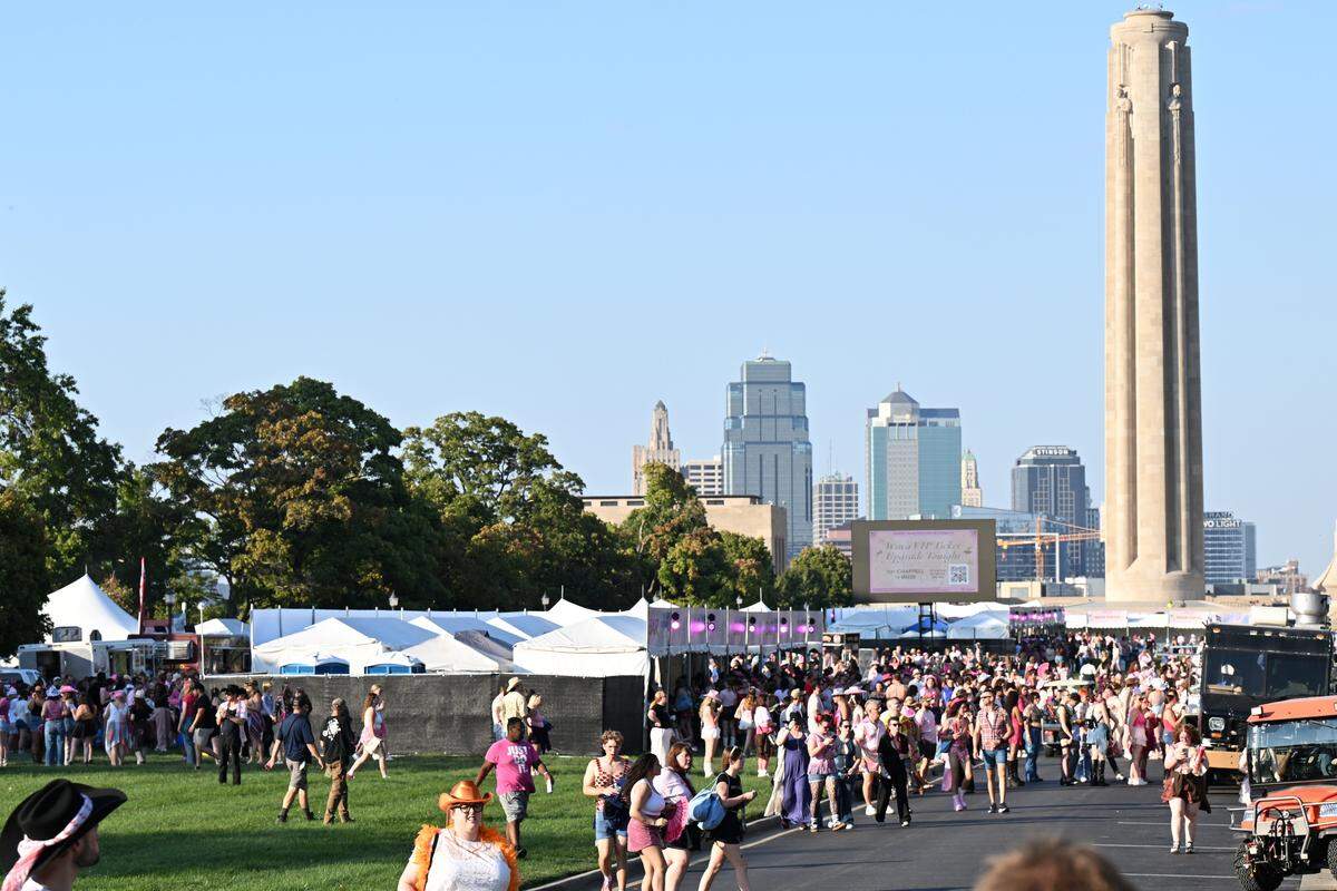 Fans start filling the grounds before the Chappell Roan Concert on Friday, Oct. 3, 2025, at the National WWI Museum and Memorial.