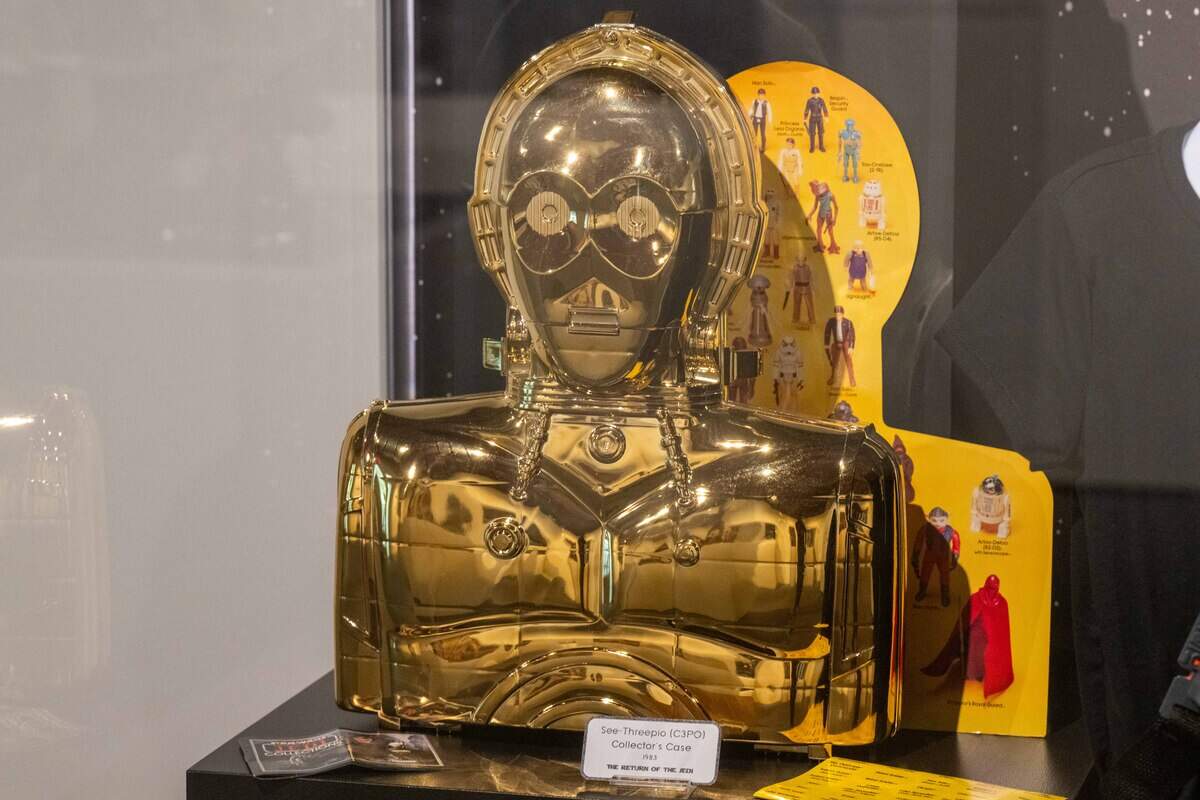 A Kenner Toys golden C3PO toy carrying case from the 1980s, on display at the National Museum of Toys and Miniatures.
