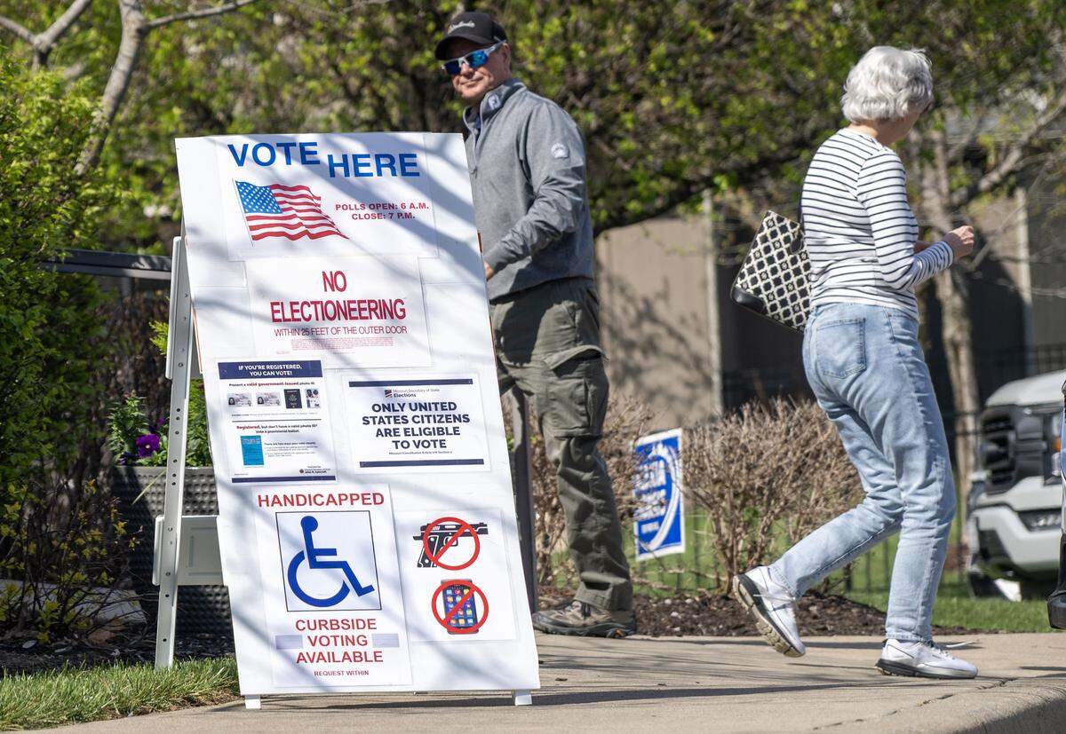 A voting banner sits outside Thousand Oaks Oasis Pool and Clubhouse during Election Day on Tuesday, April 7, 2026, in Parkville.