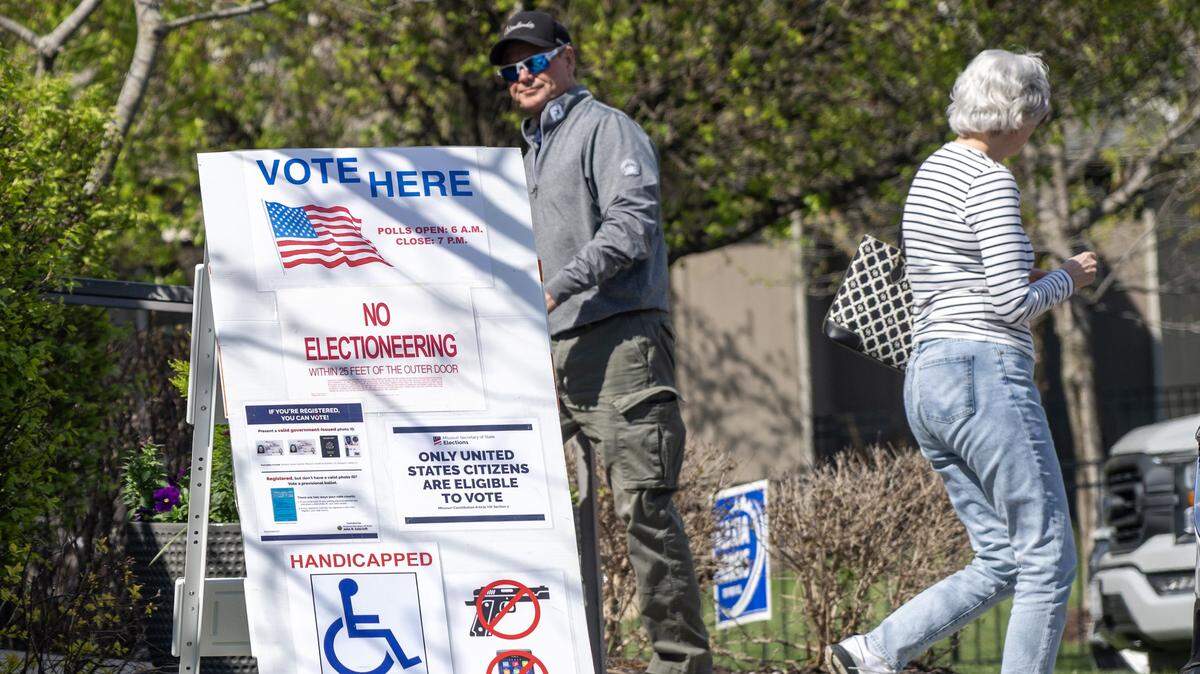 A voting banner sits outside Thousand Oaks Oasis Pool and Clubhouse during Election Day on Tuesday, April 7, 2026, in Parkville.