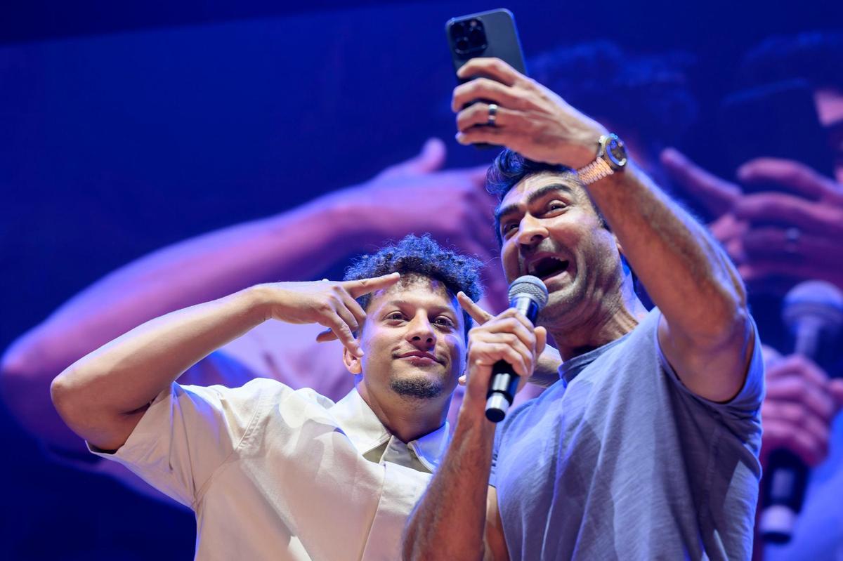 After his stand-up act last year, comedian Kumail Nanjiani asked Patrick Mahomes to join him for a selfie, all to impress Nanjiani’s dad.