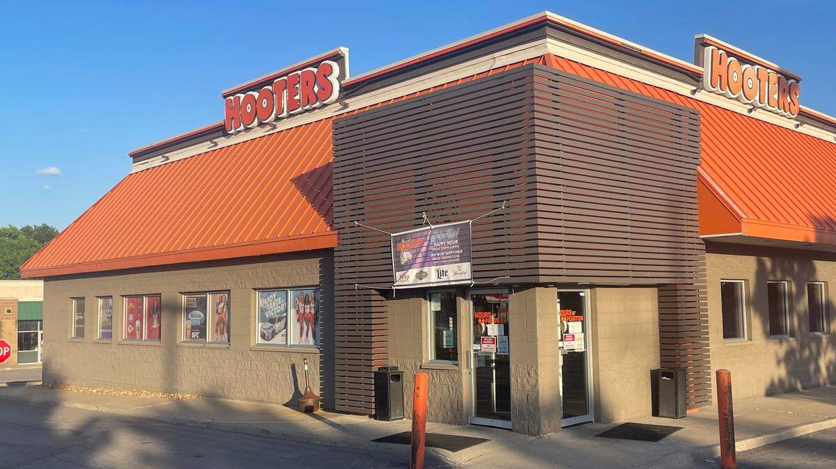 The Hooters at 6411 N.W. Barry Rd closed over the weekend, part of the chain’s nationwide push to close its underperforming restaurants.