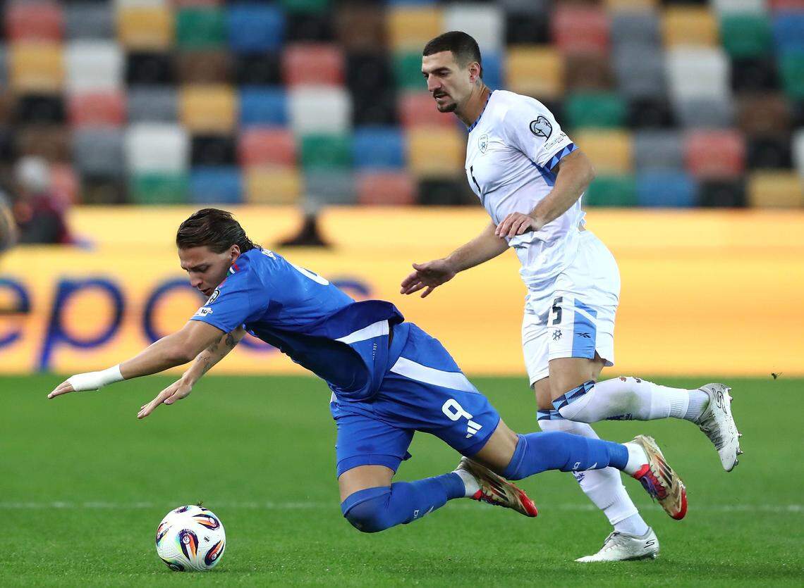 UDINE, ITALY - OCTOBER 14: Mateo Retegui of Italy clashes with Or Blorian of Israel during the FIFA World Cup 2026 qualifier match between Italy and Israel at Stadio Friuli on October 14, 2025 in Udine, Italy. (Photo by Marco Luzzani/Getty Images)