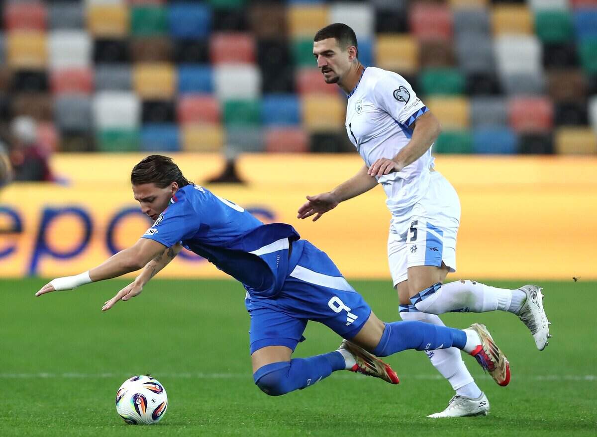 UDINE, ITALY - OCTOBER 14: Mateo Retegui of Italy clashes with Or Blorian of Israel during the FIFA World Cup 2026 qualifier match between Italy and Israel at Stadio Friuli on October 14, 2025 in Udine, Italy. (Photo by Marco Luzzani/Getty Images)