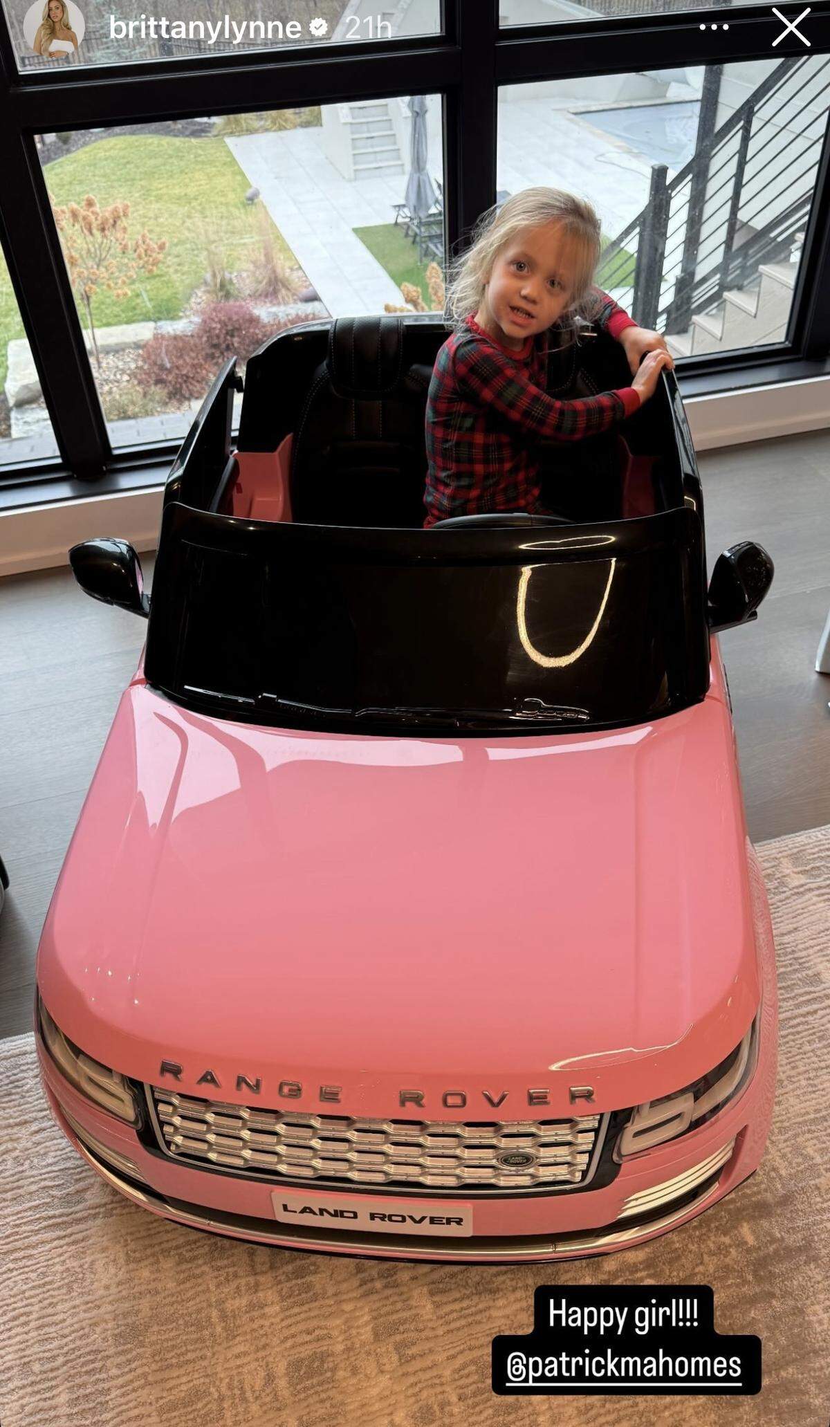 Cutie Sterling Mahomes in her new Range Rover.